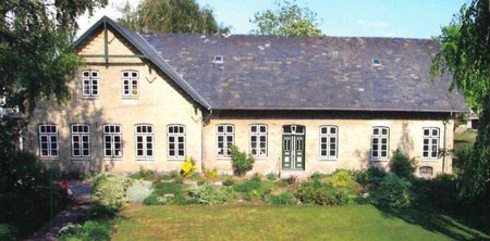 Frontansicht eines älteren, aber gut erhaltenen bzw. renovierten Gebäudes.